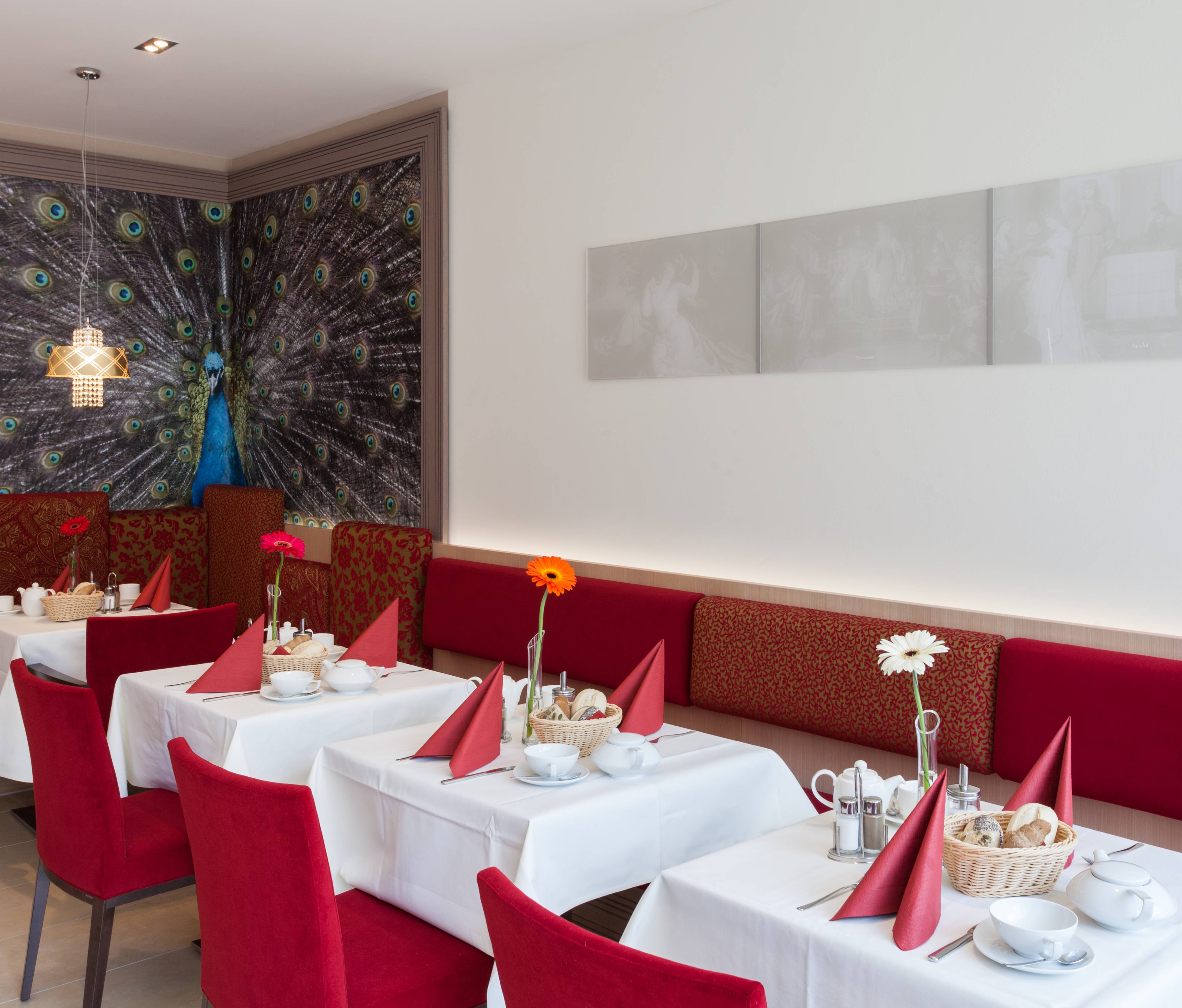 Innenansicht Restaurant mit gedeckten Tischen zum Frühstück
