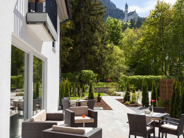 Sonnenterrasse mit Garten im Hotel Villa Ludwig