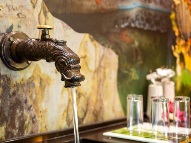 Wasserhahn aus Zink im Wellnessbereich