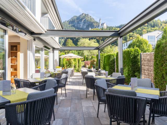 Blick auf die Sonnenterrasse des Restaurants im Hotel Villa Ludwig