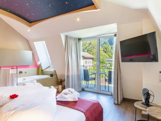 Innenansicht Suite mit Sternenhimmel und Balkon