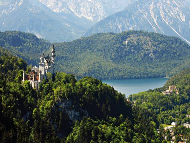 Blick vom Schloss Neuschwanstein auf den Bergsee