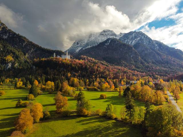 Panoramablick auf das Schloss Neuschwanstein im Herbst