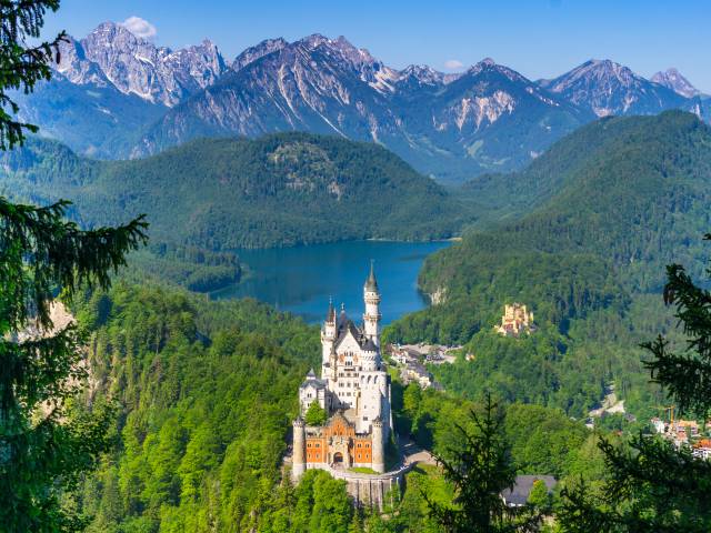 Panoramablick auf das Schloss Neuschwanstein mit den Allgäuer Alpen