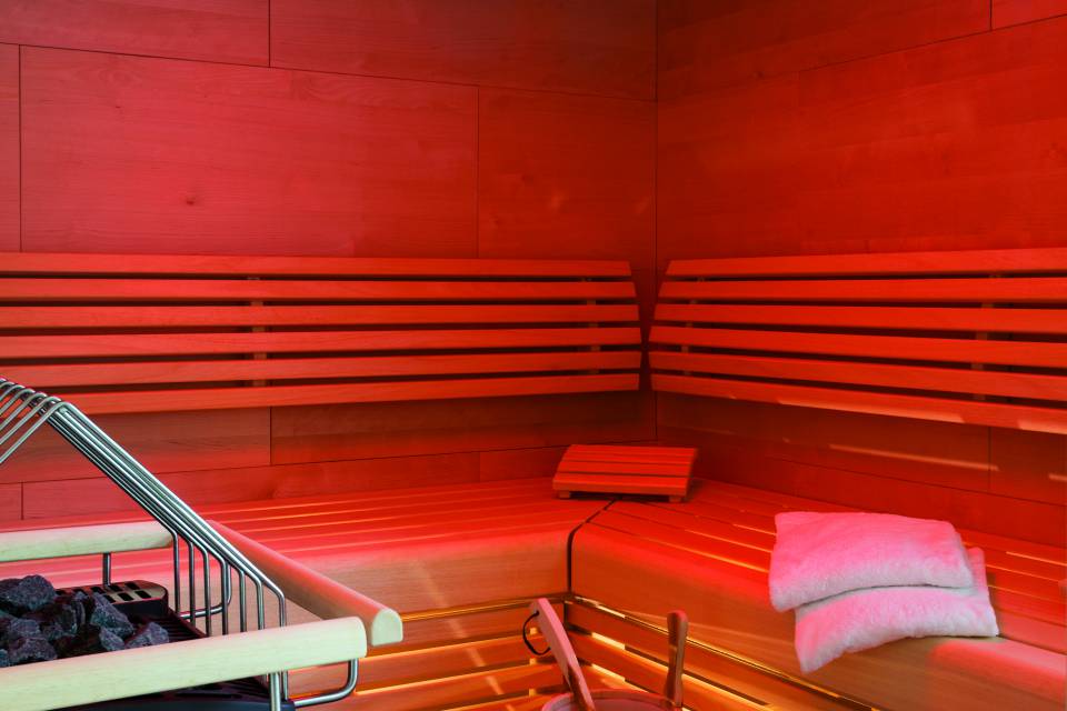 Innenansicht rot beleuchtete Sauna