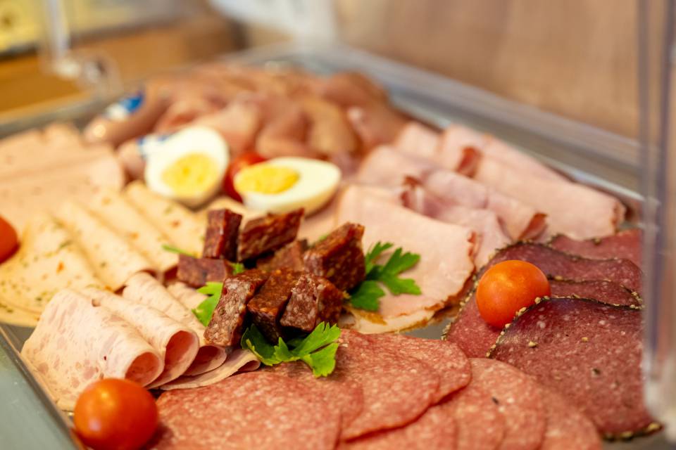 Wurstplatte beim Frühstücksbuffet im Hotel Villa Ludwig