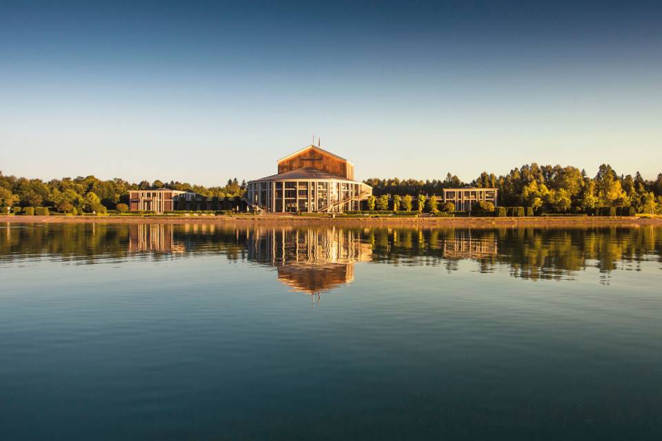 Blick über den See auf das Ufer aufs Festspielhaus
