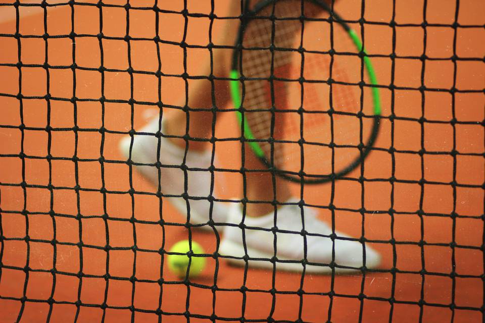 Detailaufnahme Tennisspieler am Netz