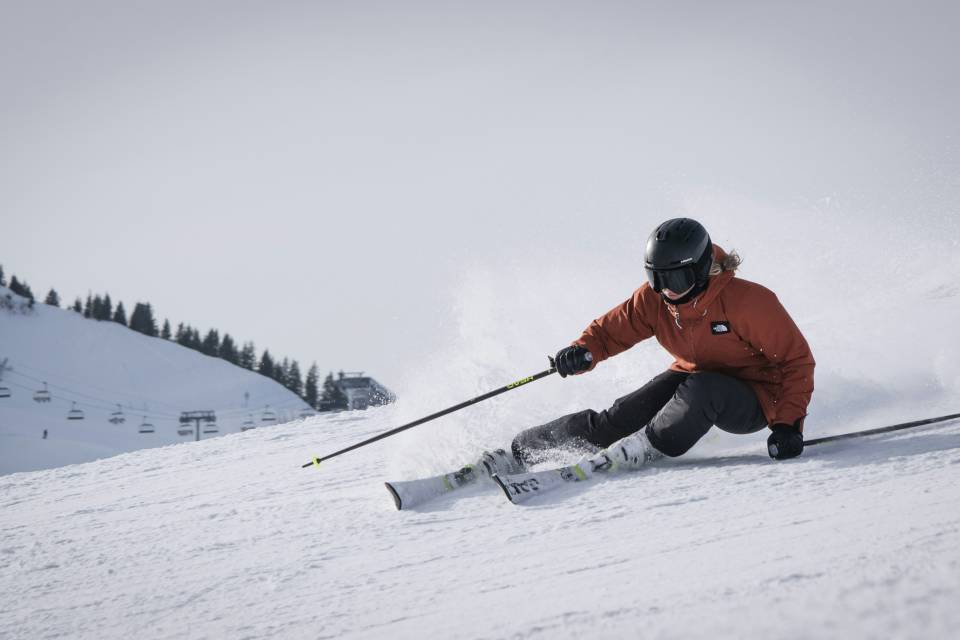 Skifahrerin fährt einen Berg runter